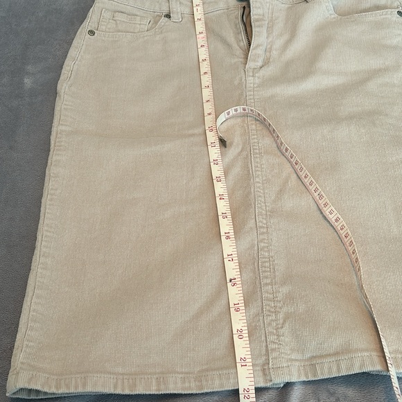 Jones New York corduroy skirt. - Picture 6 of 6